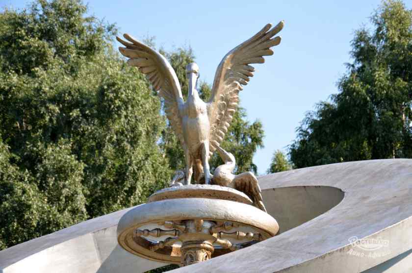 Статуя в Парке Дружбы народов в Минске
